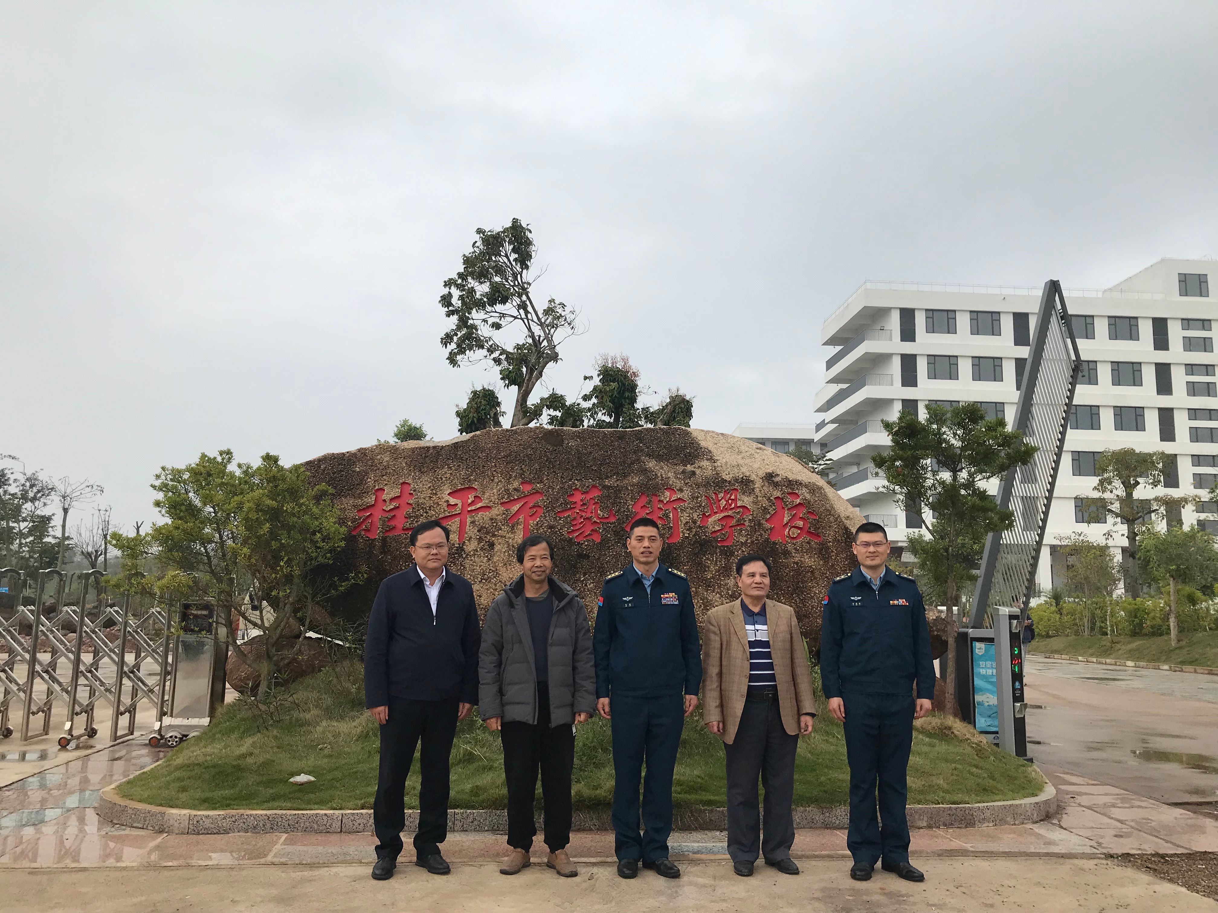 部队首长到我校指导工作丨 江南游戏网站·(中国)官方网站  丨一方水土养育一代人。军民鱼水情，让我们的家园充满阳光、充满生机、充满希望！